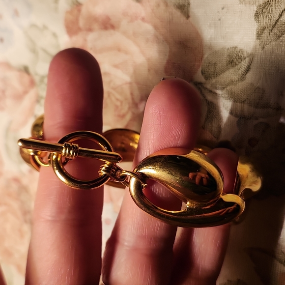 Nwot goldtoned toggle clasp bracelet - Picture 3 of 4